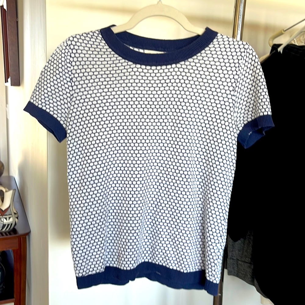 Lightweight short sleeve sweater. Navy blue & white